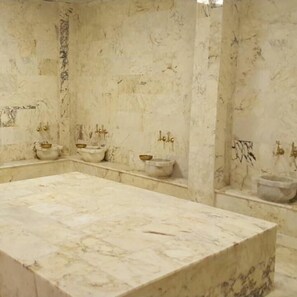 A marble bathroom with a large central sink, two smaller sinks, and a bathtub. - Aydıner Resort Otel (Horasan)