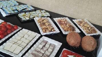 Una mesa con diversos alimentos, incluyendo productos envasados, frutos secos y frutas frescas.