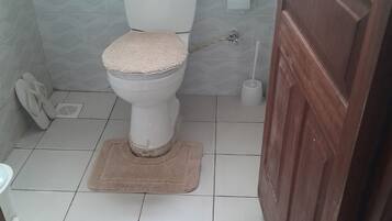 Deluxe appartement, balkon, uitzicht op stad | Badkamer | Een douche, gratis toiletartikelen, pantoffels, handdoeken