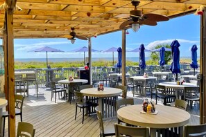 Outdoor dining - Top floor ocean view & sunrises for 6 /Hilton Head Beachfront resort/ pickleball (Hilton Head Island)