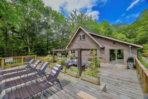 Outdoor dining - PRIVATE 6 Bed Pocono Retreat w/ Pool, Hot Tub + Fire Pit! (Pocono Summit)