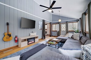 Smart TV - PRIVATE 6 Bed Pocono Retreat w/ Pool, Hot Tub + Fire Pit! (Pocono Summit)