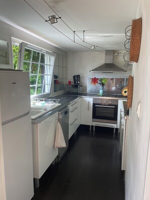 Fridge, microwave, oven, stovetop - The Grange du Petit Bois, a beautiful old Norman building (Thénouville)