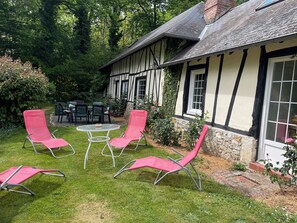 Outdoor dining - The Grange du Petit Bois, a beautiful old Norman building (Thénouville)