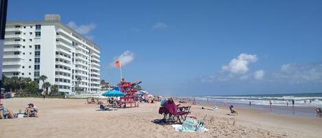 Espreguiçadeiras, toalhas de praia