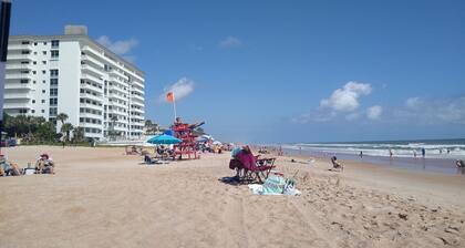 THE SALTY MERMAID COTTAGE, Pet Friendly, 1/2 block from the Beach