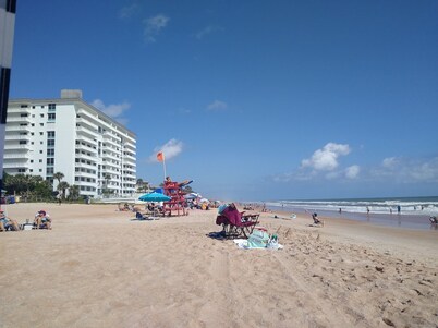 THE SALTY MERMAID COTTAGE, Pet Friendly, 1/2 block from the Beach