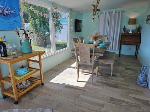 THE SALTY MERMAID COTTAGE, Pet Friendly, 1/2 block from the Beach
