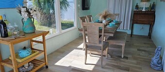 THE SALTY MERMAID COTTAGE, Pet Friendly, 1/2 block from the Beach