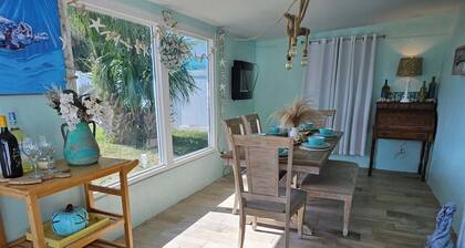 THE SALTY MERMAID COTTAGE, Pet Friendly, 1/2 block from the Beach