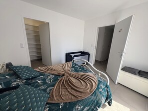 1 dormitorio, tabla de planchar con plancha, wifi gratis y ropa de cama