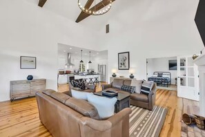 Smart-tv, een open haard en een stereo