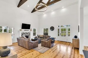 Smart-TV, peis og stereoanlegg