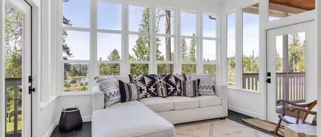 Smart TV, fireplace, stereo