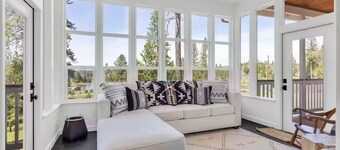 Newly built Modern Farmhouse with Hot Tub