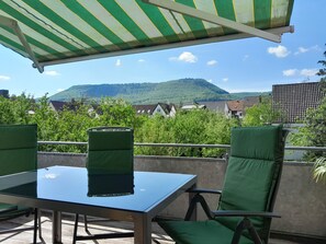 Outdoor dining - Cozy newly renovated vacation apartment 78sqm in a quiet location with the best view (Bissingen)