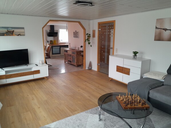 TV - Cozy newly renovated vacation apartment 78sqm in a quiet location with the best view (Bissingen)