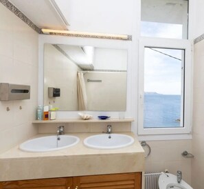 Shower, hair dryer, bidet, towels - Incredible villa on the Costa Brava with direct access to the sea and two swimming pools (El Port de la Selva)