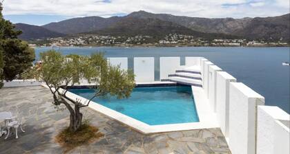 Incredible villa on the Costa Brava with direct access to the sea and two swimming pools