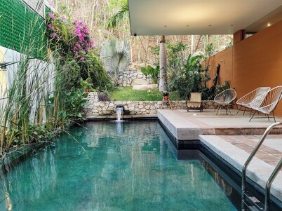 Beautiful private Villa with Viva Pool, outdoor spaces. AC and WiFi.