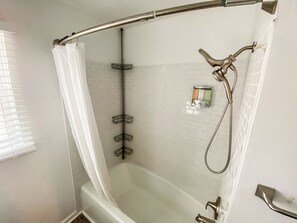Haartrockner, Handtücher, Seife, Shampoo