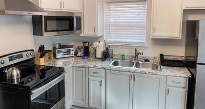 Cozy home minutes away from Airport, Uptown and Downtown