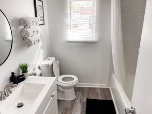 Haartrockner, Handtücher, Seife, Shampoo