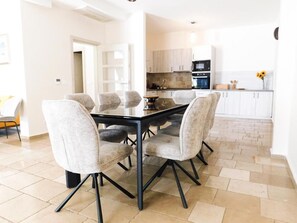 Comfort Villa, Patio, Sea View | Dining room