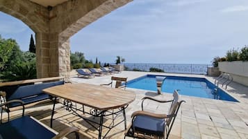 Comfort villa, terras, uitzicht op zee | Terras