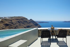 Outdoor dining - Grand Honeymoon Villa with Sea View and Hot tub (Thira - Santorini)