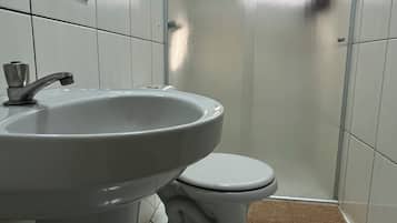 Toallas, jabón, shampoo, papel higiénico