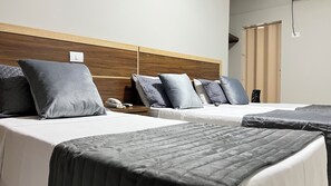 经典三人房 | 办公桌、笔记本电脑工作区、免费 WiFi、床单