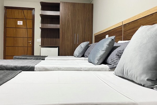 Quarto triplo clássico | Escrivaninha, espaço de trabalho para notebook, Wi-Fi de cortesia