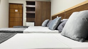 经典三人房 | 办公桌、笔记本电脑工作区、免费 WiFi、床单