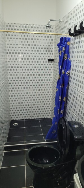 Classic Shared Dormitory | Bathroom | Shower, towels, soap, toilet paper - HOSTAL VILLA DEL RIO LAS BRISAS (Villavieja)