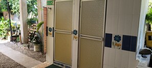 Kamar Triple Comfort, pemandangan halaman | Kamar mandi | Shower, handuk, sabun, dan tisu toilet