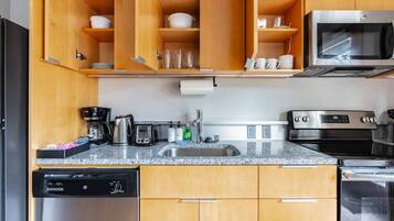 Refrigerador, microondas, horno y parrilla de estufa