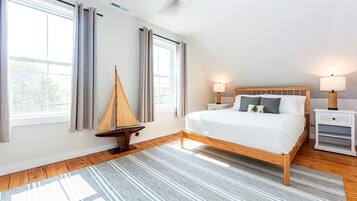 4 habitaciones, escritorio y tabla de planchar con plancha