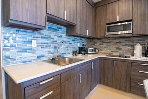 ثلاجة، ميكروويف، موقد طهي مسطح، ماكينة لصنع القهوة/الشاي