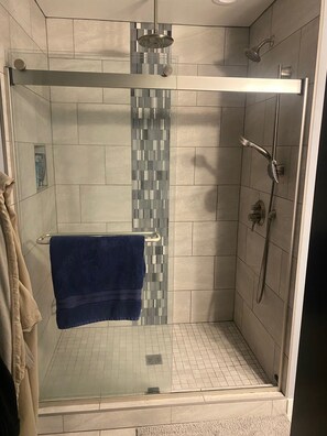 Hair dryer, towels, soap, toilet paper - NFL Draft Special-Spacious 4-bedroom house in delightful Manitowoc with AC, WiFi (Manitowoc)