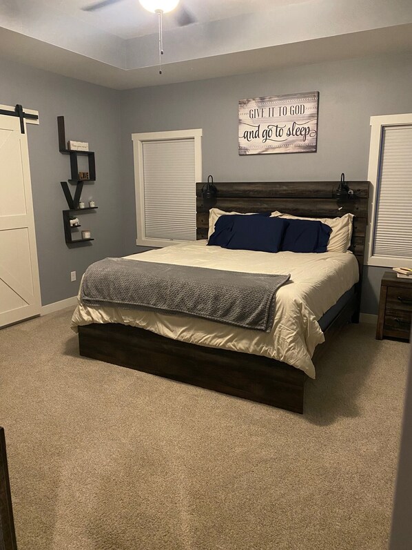 4 bedrooms, iron/ironing board, WiFi, bed sheets - NFL Draft Special-Spacious 4-bedroom house in delightful Manitowoc with AC, WiFi (Manitowoc)