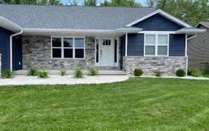 Exterior - NFL Draft Special-Spacious 4-bedroom house in delightful Manitowoc with AC, WiFi (Manitowoc)