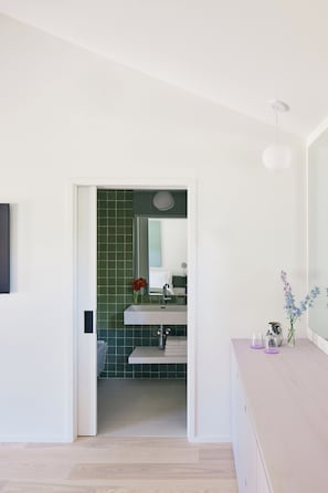 Standard King | Bathroom - Three Ducks (Westhampton)