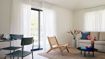Suite Supérieure, vue jardin | Salle de bain | Douche, sÚche-cheveux, serviettes fournies, savon