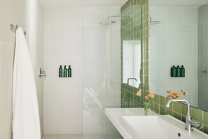 Douche, sèche-cheveux, serviettes fournies, savon