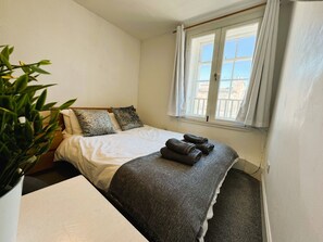 3 habitaciones, escritorio, tabla de planchar con plancha y wifi gratis 