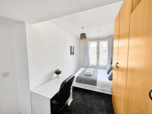 3 bedrooms, desk, iron/ironing board, travel crib