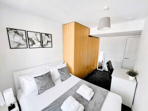 3 bedrooms, desk, iron/ironing board, travel crib