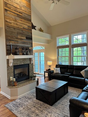 Smart TV, fireplace, ping pong - Big Boulder Lake, Lake Harmony, PA 5 Bedroom home! (Lake Harmony)