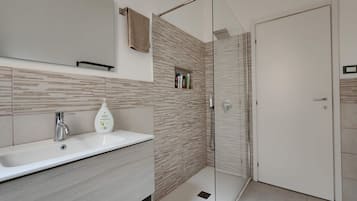 Doccia, asciugacapelli, bidet, asciugamani